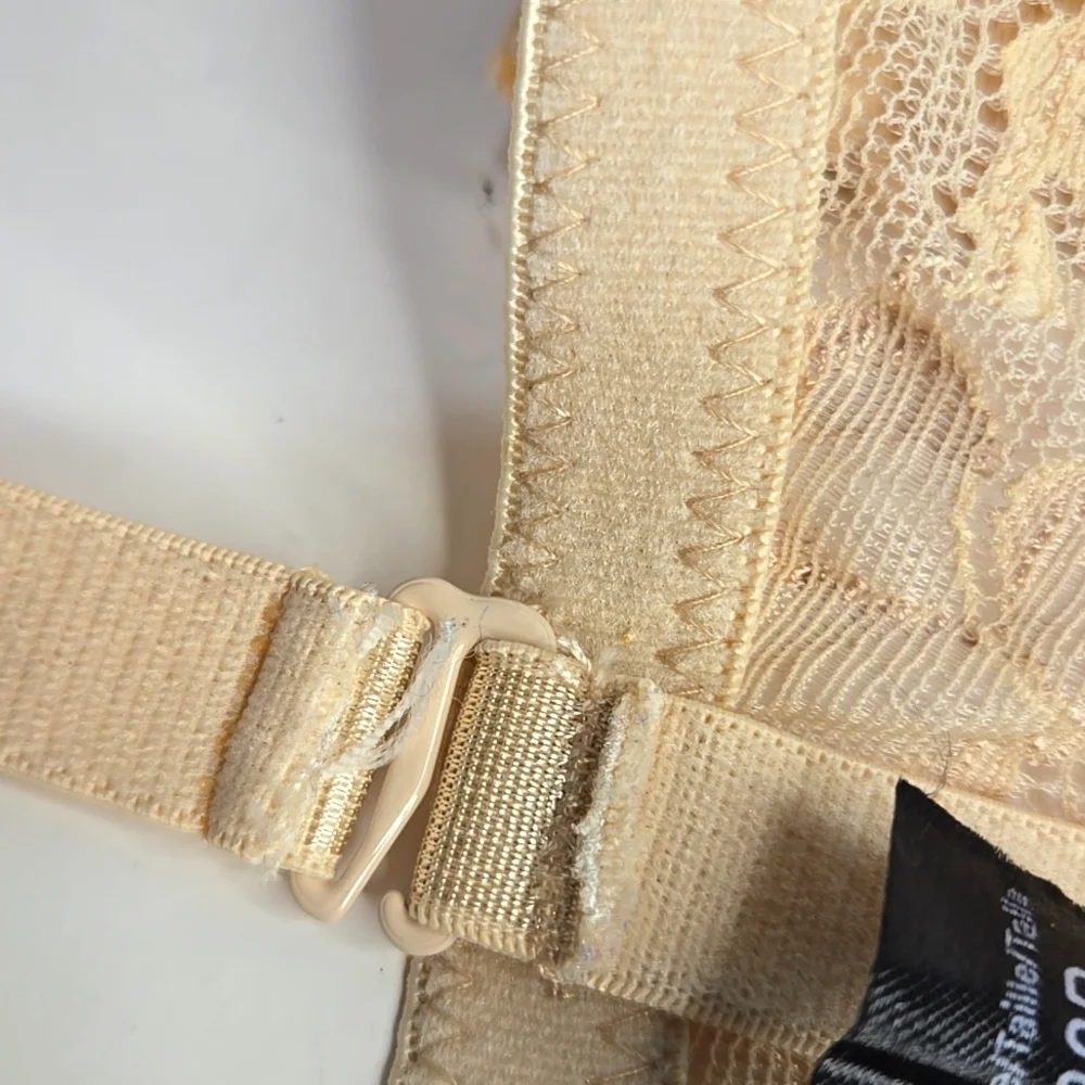 NWOT Lace Underwire Bra Cream 3 Hook Adjustable 38D